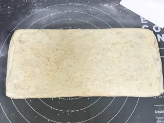 椒盐五香千层饼,表面喷水，撒上适量白芝麻。