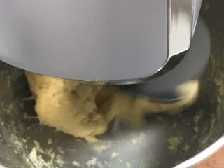 黑砖蜜豆吐司,厨师机先低速再转中速,揉面10分钟。