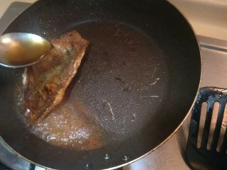 健康低卡香煎鲈鱼,加入一勺料酒调味。