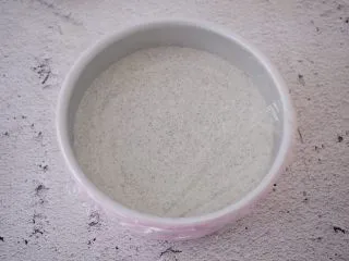 黑芝麻慕斯蛋糕,盖上保鲜膜放入冰箱冷藏4-6小时,有时间的话最好是冷藏过夜