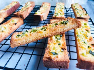 简单几步，做出媲美面包店的蒜香面包条,出炉后晾晾，金黄酥脆，略有焦香的蒜香吐司条就烤好了。