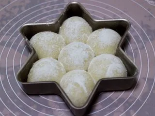 圣诞雪花豆沙包,二次发酵的面包胚大约2倍大的时候，表面撒上一层干面粉。 