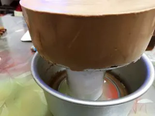 醇厚浓郁的巧克力慕斯蛋糕,凝固后用热毛巾捂一会儿后脱模