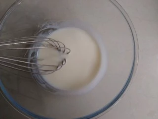 圣诞树根蛋糕,牛奶和玉米油搅拌均匀,乳化好