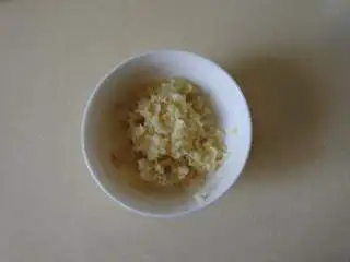 西式蒜香烤土豆,蒜剥好，用压蒜器压成蒜泥
