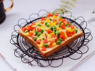 田园时蔬吐司披萨,10分钟到了，田园吐司披萨出炉啦，放到架子上稍微凉一下就可以享用了。