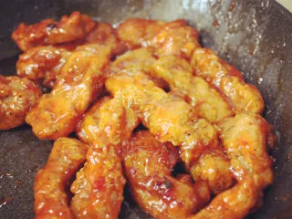 私房糖醋里脊,放入炸好的里脊肉，翻炒均匀即可