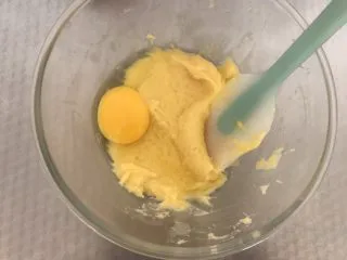 红丝绒脆皮泡芙,再加入一个鸡蛋，继续搅拌均匀