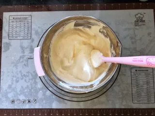 圣诞咖啡奶油蛋糕,13、继续翻拌均匀。