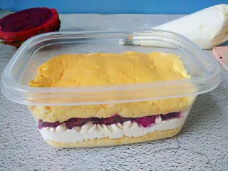 火龙果盒子蛋糕,入火龙果，再加一层蛋糕片