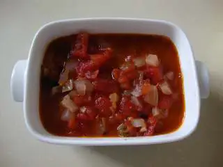 西西里肉丸意面,把熬好的酱汁浇在肉丸子上,把肉丸全部盖住为佳