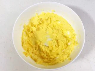 猕猴桃造型饼干,继续搅打至蛋黄液和黄油完全融合。