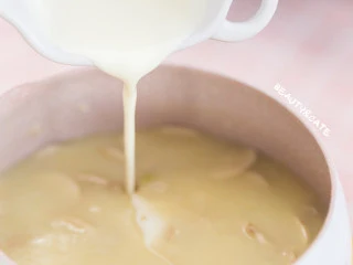 浓香的奶油与蘑菇相遇，奶香浓郁，口感细腻，没有人会不爱吧?,倒入煮好的浓汤，加入淡奶油搅拌均匀