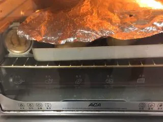 奶油夹心面包,上色满意加盖锡纸。