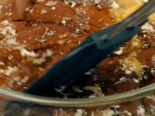 白兰地巧克力布朗尼,隔水融化黄油与巧克力，并混合