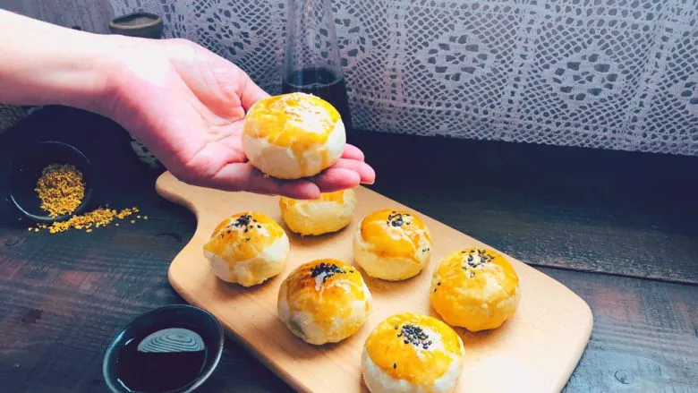 酥到掉渣的豆沙蛋黄酥,你要来一个吗?