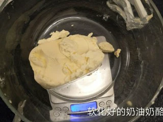 最经典浓郁巧克力奶酪蛋糕,准备已经室温软化好的奶油奶酪，如果天比较冷的话，就用吹风机。吹几下拌几下。