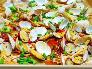 烤箱版【金针菇蒜香烤花蛤】,经过烤箱的烤制花蛤慢慢打开,多余的水份都被蒸发了,剩下的全是花蛤的鲜美滋味。