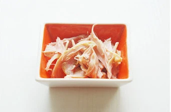 【蔬菜沙拉】 ,烤鸡肉去皮,肉撕成条;