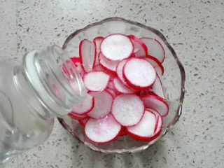 清爽樱桃萝卜,上面放上萝卜片,撒上盐、糖,倒上白醋,