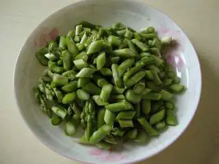 圣诞季：芦笋奶油浓汤,芦笋去老根斜刀切片、洋葱切粒