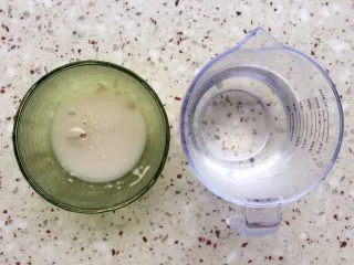 可可麻薯软欧包,准备食材 160g清水中取80g水融化干酵母