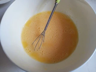 抹茶千层蛋糕,用蛋抽搅匀