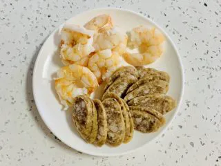 一次发酵——虾仁牛肉肠披萨,牛肉肠切片，虾仁煮好备用。