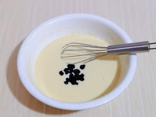 新手入门级～蓝莓椰蓉马芬蛋糕,加入蓝莓干，拌均匀。