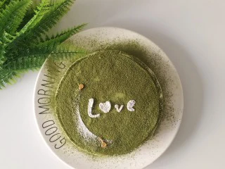 抹茶千层蛋糕,最后一层封顶,顶层不要抹奶油。放入冰箱冷冻半个小时左右