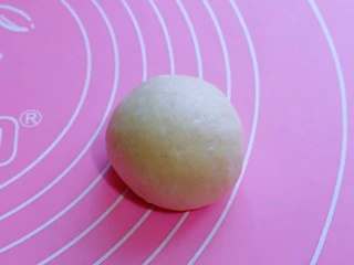 超级松软零失败的全麦蜜豆小餐包,将收口朝下,揉圆。