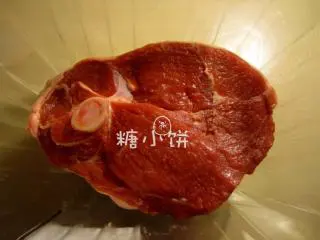 【迷迭香烤羊腿】中西混搭版,羊腿表面抹上1汤匙孜然粉和一层细盐，腌制一夜