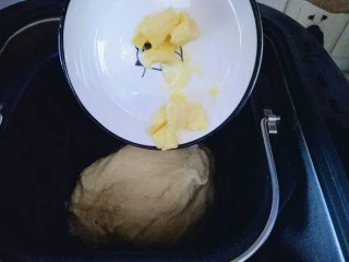 #甜味#毛毛虫豆沙面包,20分钟后面团处于扩展阶段，这时加入室温软化的黄油。(室温自然软化)