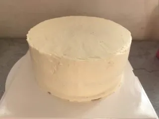 汪汪队生日蛋糕,用刮刀抹均匀即可