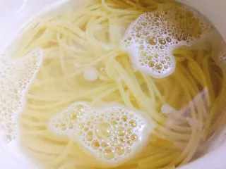 了不起的小番茄 番茄牛丸芝士意面,意面煮5分钟后,加入少许冷水,让其继续煮多5分钟。