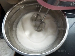 唐草彩绘蛋糕卷,蛋清加入几滴柠檬汁,开始打发。白糖分三次加入。