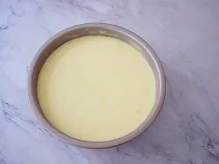 酸奶蛋糕(黄油版),把拌匀的蛋糕糊倒入模具中,提起模具大力震几下,震出大气泡