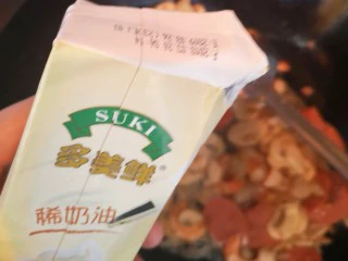 改版奶油意面,倒入稀奶油搅拌均匀