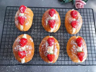 草莓奶油面包,撒上适量的椰蓉 就可以食用啦