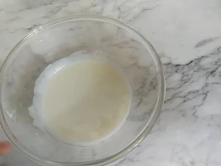 戚风蛋糕6寸,搅拌至融为一体