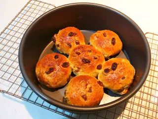 超软的葡萄干小餐包,面包出炉了