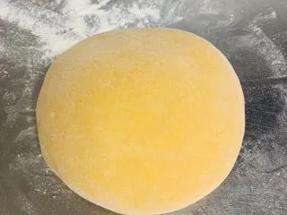 胡萝卜华夫饼,揉至成这样光滑的面团。