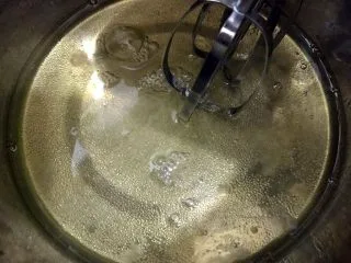 海苔肉松小贝,蛋清放入无油无水的盆里,加入白糖25克