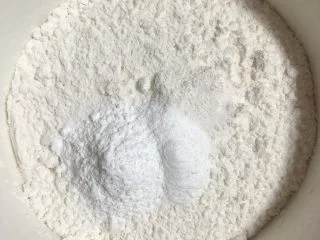 椰香坚果麦芬蛋糕,低筋面粉里加入泡打粉、小苏打待用。