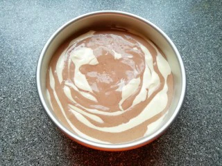 斑马纹戚风蛋糕(8寸),直到倒完所有的蛋糕糊,摔几下震出大气泡。