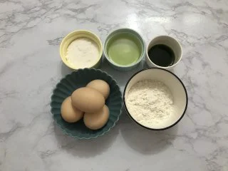 迷你圣诞树蛋糕,准备好材料。低筋面粉提前过筛2遍，鸡蛋把蛋清、蛋黄分离，蛋清放入无水无油的打蛋盆中，放入冰箱冷藏备用。