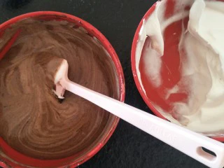 最“柔软”纸杯蛋糕☕—爆浆巧克力,把蛋白慢慢拌入蛋黄糊中。