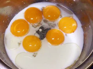 八寸戚风蛋糕,放入玉米油