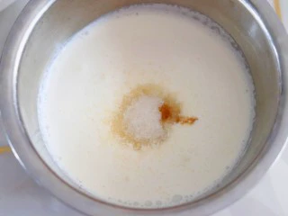 火爆Ins的StrawberryOmelet草莓抱抱卷,淡奶油中放入香草精和细砂糖。