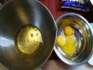 烘焙入门戚风蛋糕,首先,蛋清于蛋黄分离,蛋清的容器必须是无油无水的。蛋清里不能掺杂蛋黄。